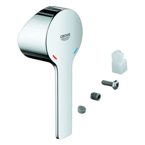 Grohe-Hebel in Chromfinish mit roten und blauen Markierungen sowie montierbarem Zubehör, bestehend aus Schrauben und Gummiteilen, zur Verwendung in Badezimmerarmaturen.