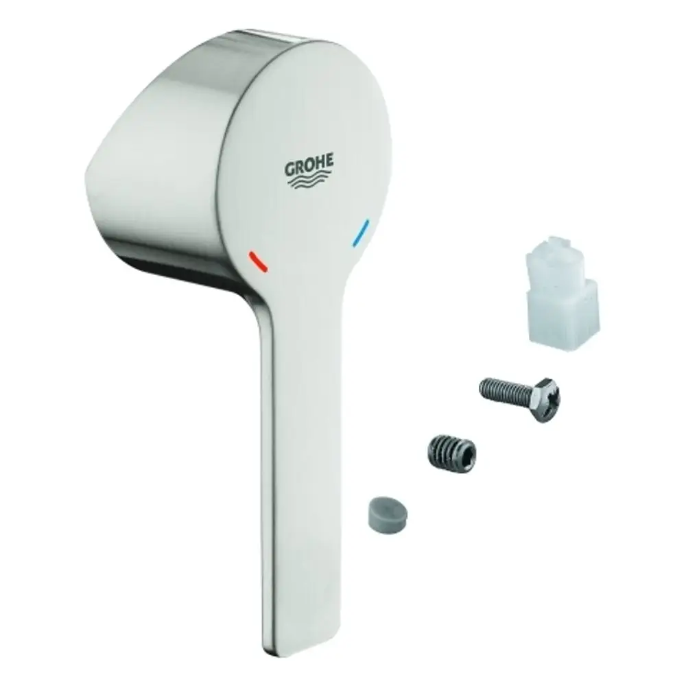 GROHE Wasserhahnhebel in Edelstahloptik mit roten und blauen Markierungen, neben Montageschrauben und einer Dichtung dargestellt.