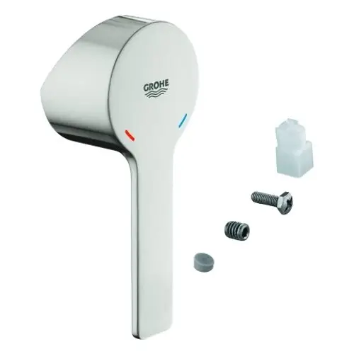 Hebel von Grohe in Edelstahloptik mit roten und blauen Markierungen, begleitet von Schrauben, Gummi und einem weißen Kunststoffstück.