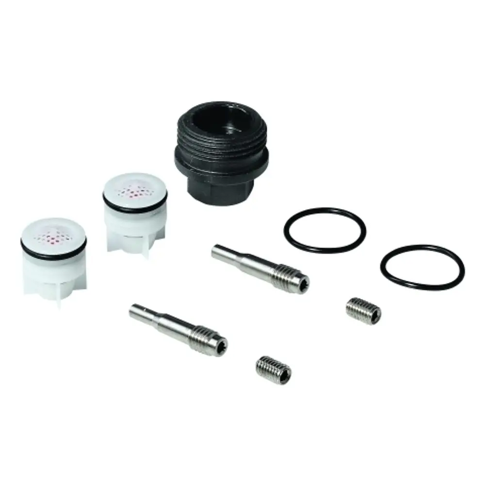 Grohe Rückflussverhinderer-Set mit zwei weißen Einsätzen, Metallanschlüssen und Dichtungsringen auf hellem Untergrund angeordnet.