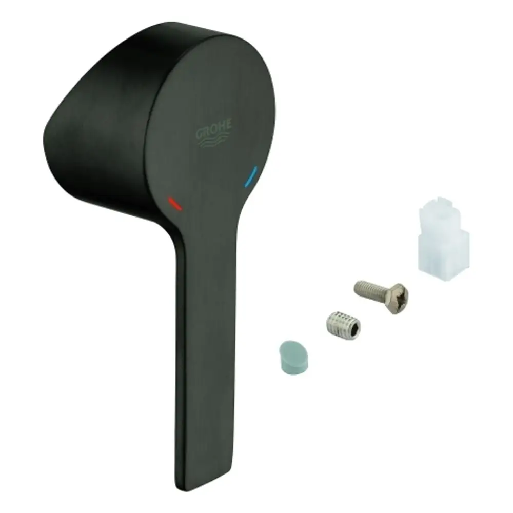 Schwarzer Grohe-Hebel mit roten und blauen Markierungen, ergänzt durch verschiedene Montageelemente wie Schrauben und Adaptern in einer Anordnung auf hellem Hintergrund.