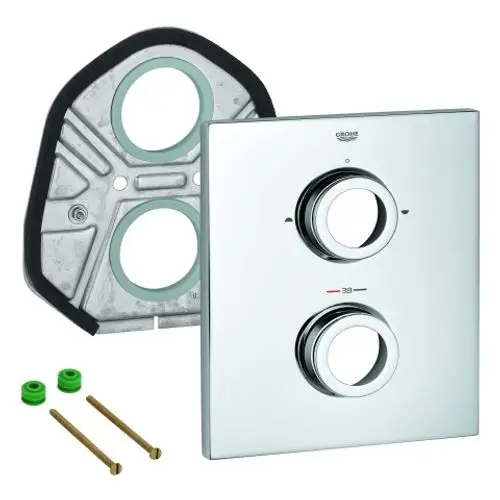 Grohe-Wandplatte aus verchromtem Material mit zwei Steuerungsrädchen und einer Montageplatte im Hintergrund. Enthalten sind zwei grüne Kunststoffdichtungen und Schrauben.