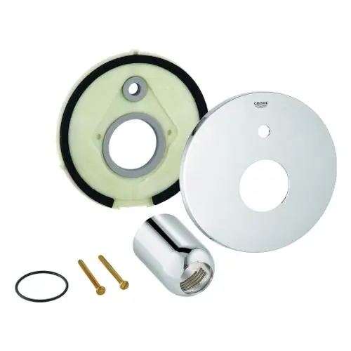 GROHE Rosette in Chrom mit einer runden, glänzenden Oberfläche sowie einem Montagezubehör bestehend aus Metall, Dichtungen und Schrauben für die Wandbefestigung.