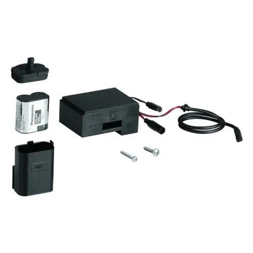 GROHE-Komponenten mit einem weißen Gehäuse, Anschlusskabeln, einer Batterieeinheit, Schrauben und einem Anschlussstecker, zur Verwendung in elektronischen Installationen.