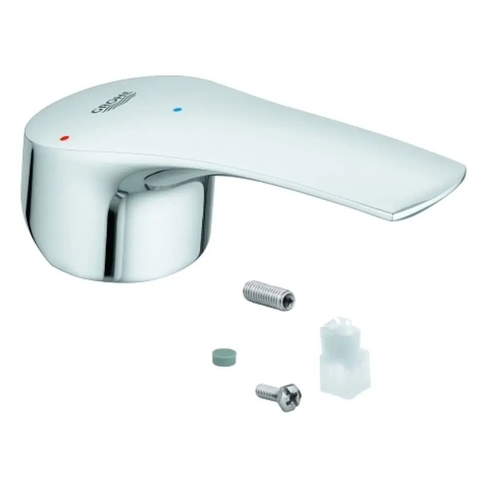Chromfarbener Hebel von Grohe mit roter und blauer Kennzeichnung für Warm- und Kaltwasser, beigefügten Schrauben und einem kleinen Montageelement.