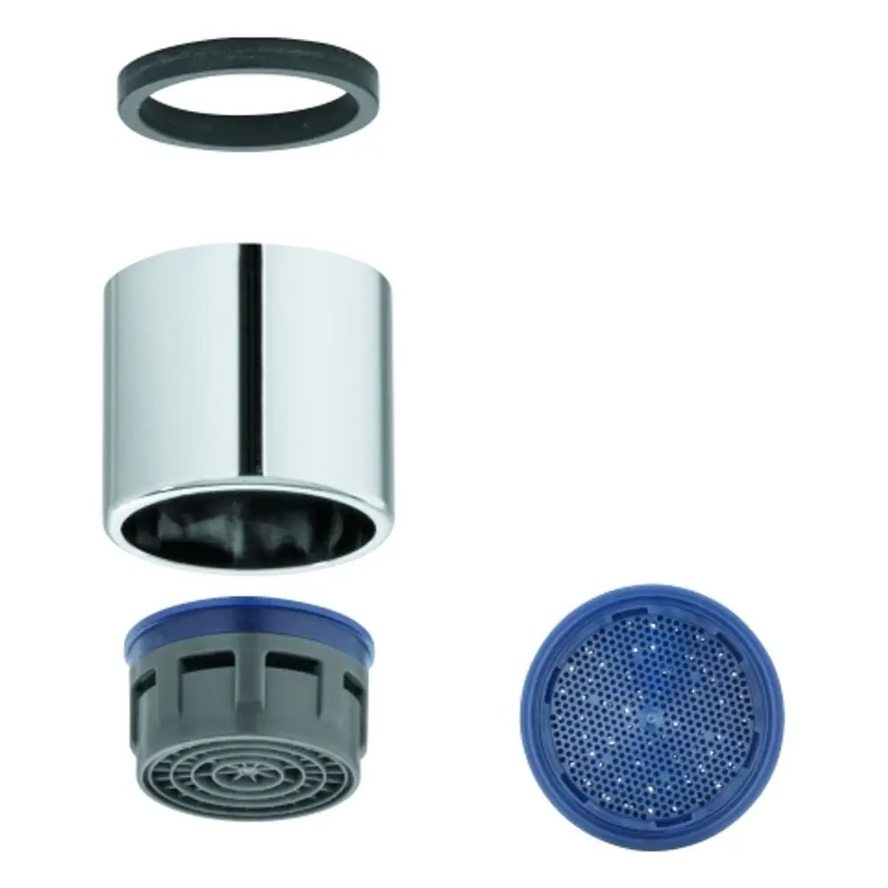 Grohe Wasserhahn-Aufsatz in mehrere Teile zerlegt: ein verchromter Zylinder, ein grauer Adapter mit blauer Kappe, eine Gummidichtung und ein Netzfilter.