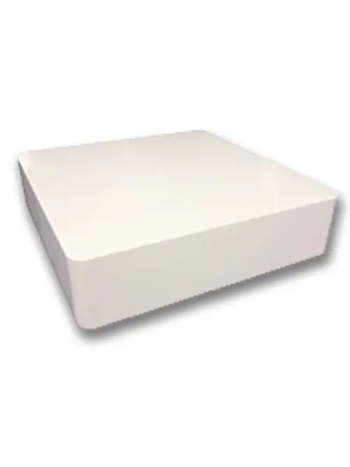 Weißes, quadratisches Gehäuse, möglicherweise ein Bestandteil eines Batteriemanagementsystems von RCT Power. Oberfläche glatt und eben.