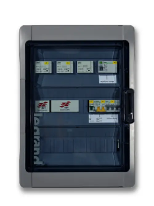 RCT Power Schaltkasten mit mehreren Schaltern für die Steuerung elektrischer Geräte, montiert in einem klaren Kunststoffgehäuse.