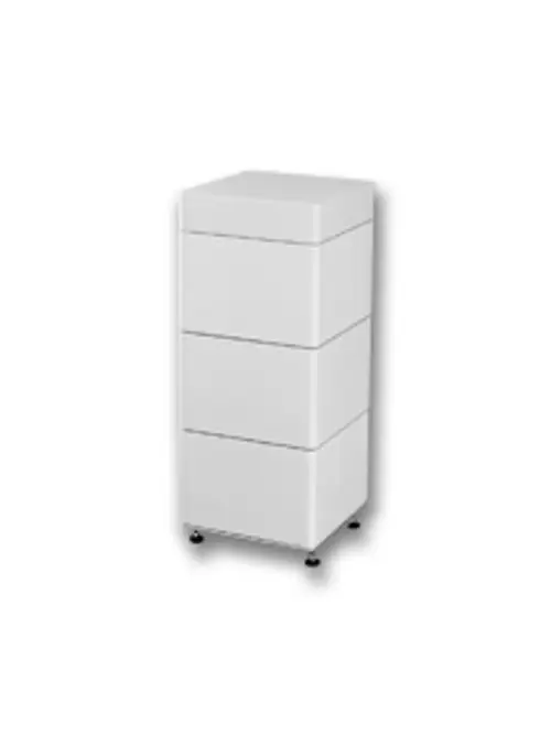 Weiße, kompakte Box mit drei Schubladen und einem flachen Deckel. Das Design ist funktional und könnte als Aufbewahrungseinheit von RCT Power dienen.
