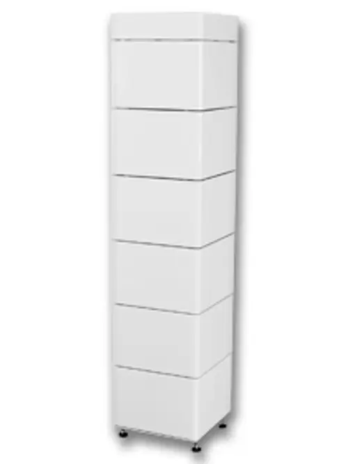Weißer, vertikaler Möbelblock mit mehreren Schubladen, hergestellt von RCT Power. Der Block hat eine schlichte, moderne Form ohne sichtbare Griffe oder Beschläge.