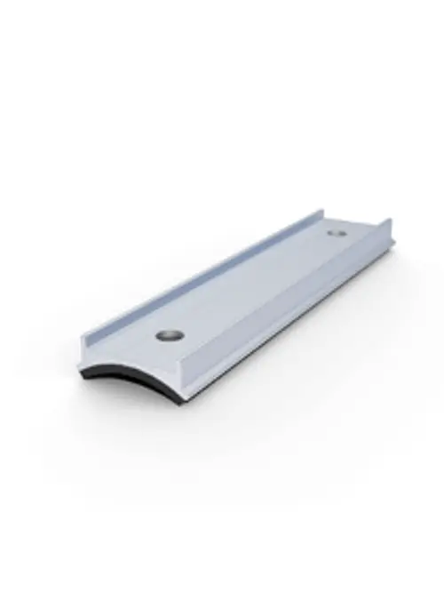 Aluminiumadapter mit einer gebogenen Form und Gummidichtung, hergestellt von Renusol, geeignet für Wellblechstrukturen.