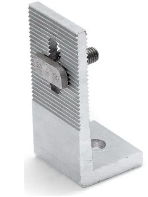 Aluminiumbasis mit Rillenstruktur und Montageloch. Enthält eine integrierte Klemmvorrichtung. Typisches Produkt von Renusol für Montagesysteme.
