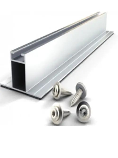 Aluminiumprofil mit einem rechteckigen Hohlraum und mehreren Schrauben, geeignet für Montagen. Produkt der Marke Renusol.