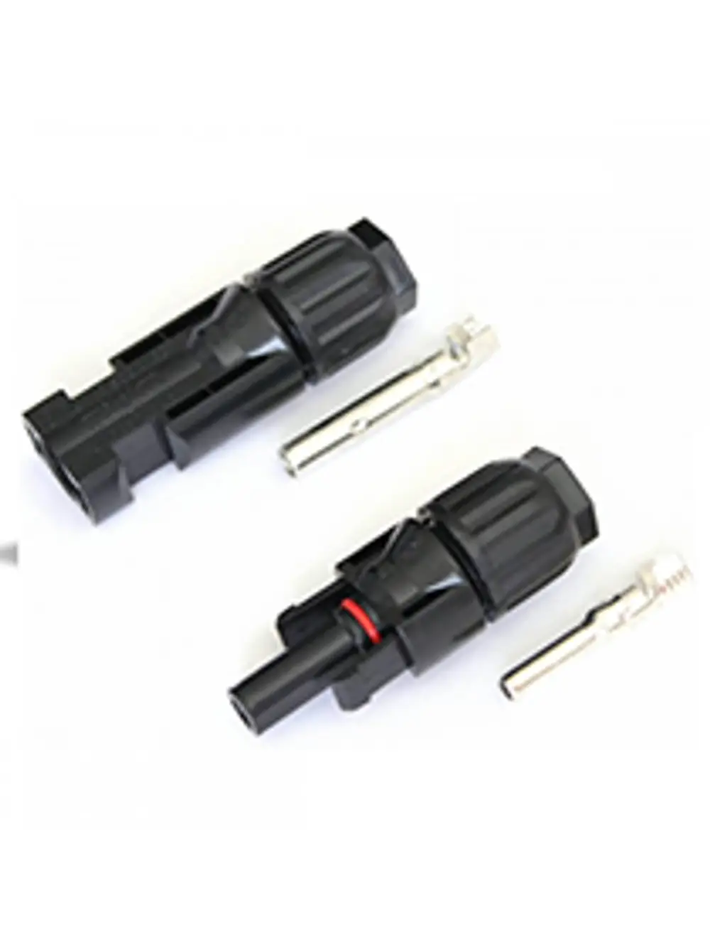 Stecker und Buchse von Staubli, geeignet für Anschlusskabel mit einem Durchmesser von 4-6 mm². Komponenten in Schwarz, inklusive einer Kontaktbuchse.