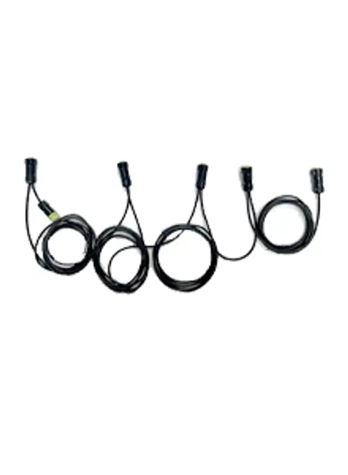 Schwarzes 5-Wege-Kabel mit mehreren Anschlussmöglichkeiten, geeignet für Kommunikationssysteme, hergestellt von Solis.