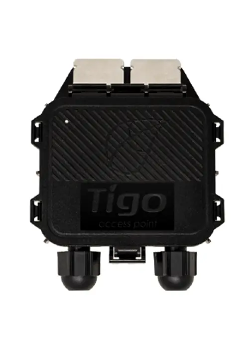 Schwarzer Zugangspunkt von Tigo mit zwei Anschlussöffnungen unten sowie einem befestigten Abdeckmechanismus oben. Das Gehäuse zeigt eine strukturierte Oberfläche.