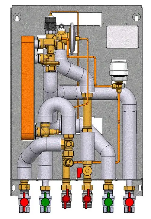 Danfoss-Einheit mit verschiedenen Rohrleitungen, Ventilen und Anschlüssen zur Regelung von Wasserströmungen. Sichtbare Armaturen und Kugelhähne im unteren Bereich.
