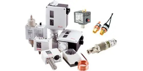 Eine Anordnung von Danfoss-Kälte- und Klima-Geräten, darunter verschiedene Schalter, Sensoren und Komponenten, die in der Kältetechnik verwendet werden.