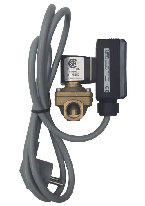 Eine elektrisch betriebene Magnetventilanordnung mit einem grauen Kabel und einem angeschlossenen Stecker, bestehend aus einem Messingventil und einer spulenförmigen Komponente.
