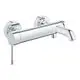 Wannenarmatur von Grohe in Chrom-Optik, wandmontiert mit zwei Griffen für Warm- und Kaltwasser. Auslauf in gerader Form, minimalistische Bauweise.