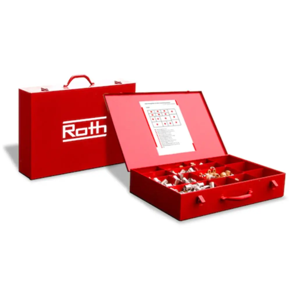 Roter Aufbewahrungskoffer mit mehreren Fächern, gefüllt mit verschiedenen Fittings und einer Anleitung, Marke Roth. Geöffnet mit sichtbarem Innenteil und Zubehör.