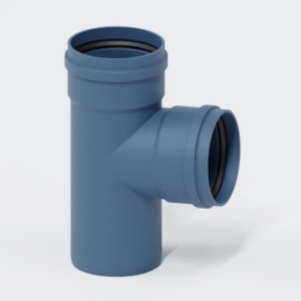 Blaue Abzweigung aus Kunststoff von Poloplast mit einem seitlichen Abgang und zwei Öffnungen für Rohranschlüsse in einem neutralen Hintergrund.