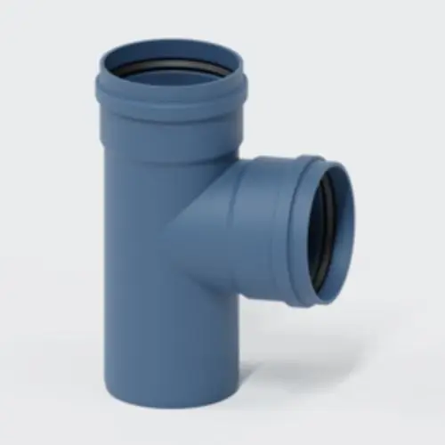 Blaue Abzweigung aus Kunststoff von Poloplast mit einem seitlichen Abgang und zwei Öffnungen für Rohranschlüsse in einem neutralen Hintergrund.