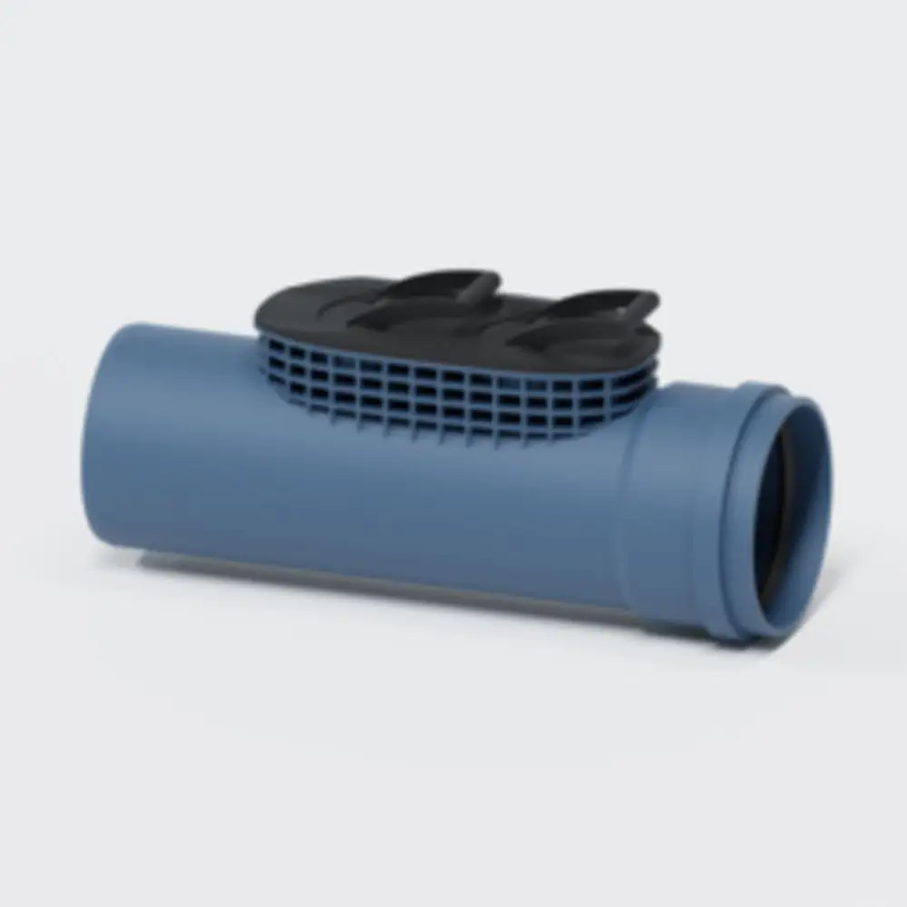 REINIGUNGSROHR von Poloplast mit einer blauen, runden Form und einer schwarzen oberen Abdeckung mit Lüftungsgitter. Geeignet für Abwasser- oder Entwässerungssysteme.