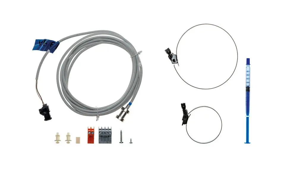 Brötje Universalanlegefühler, bestehend aus Sensor, Kabel, verschiedenen Anschlussstücken und einer blaue Spritze. Teile für die Temperaturmessung in Heizungsanlagen.