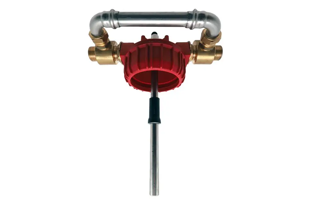 Hintergrundlose Darstellung eines rot-schwarzen Hauptstromfilters mit metallischen Anschlüssen, geeignet für die Installation in Heizungsanlagen von Brötje.