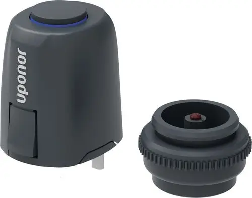 Uponor Vario PLUS Stellantrieb NC 230V — dunkelgrauer Antrieb mit blauem LED-Ring und separatem Gewindeadapter, Schrägansicht