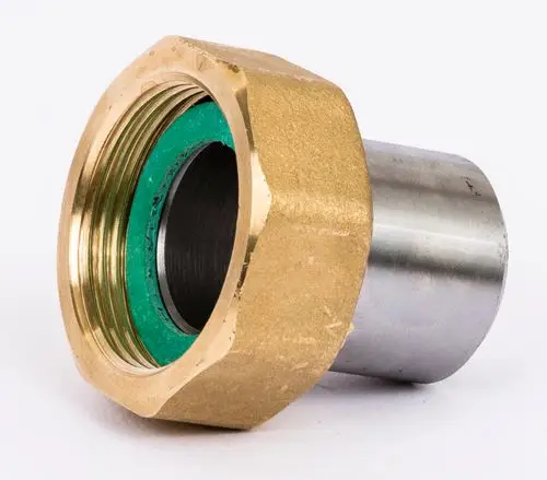 Messinganschlussstück mit grüner Dichtung und metallischem Inneren, geeignet zum Schweißen, Teil eines Danfoss-Systems zur Verbindung von Rohrleitungen.
