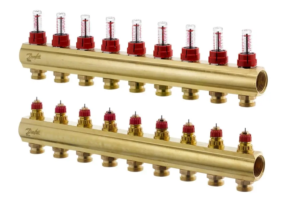 Verteiler für Fußbodenheizung mit mehreren Anschlussmöglichkeiten und Durchflussanzeigen, gefertigt von Danfoss. Zwei Reihen mit Anschlüssen aus Messing sind sichtbar.