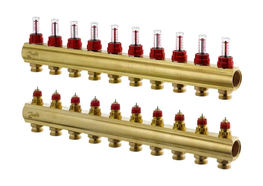 Danfoss FBH-Verteiler mit mehreren Anschlüssen und Durchflussanzeigen, geeignet für die Verteilung von Heizungs- oder Kühlsystemen.