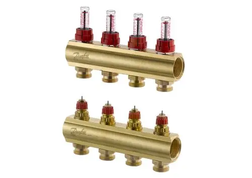 FBH-Verteiler mit mehreren Anschlüssen und Durchflussanzeigern, gefertigt von Danfoss. Das Produkt ist aus Messing und zeigt die Durchflussraten an.