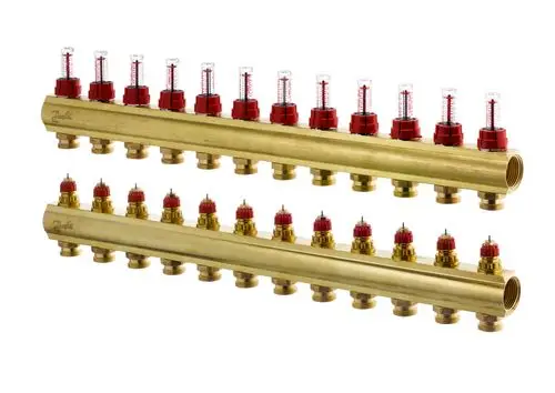 Danfoss Heizungsverteiler mit mehreren Anschlussmöglichkeiten und Durchflussanzeigen auf der Oberseite für die Regelung von Fußbodenheizungen.