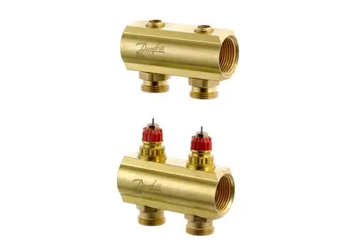 FBH-Verteiler aus Messing mit zwei Anschlüssen. Oben sind keine Durchflussanzeigen erkennbar. Markierung "Danfoss" auf der Oberseite.