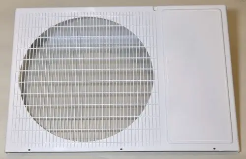 Weiße Wandplatte mit Gitterstruktur und einem runden Ausschnitt, geeignet für Belüftungsanwendungen von Remko. Rechts daneben befindet sich eine flache Abdeckung.