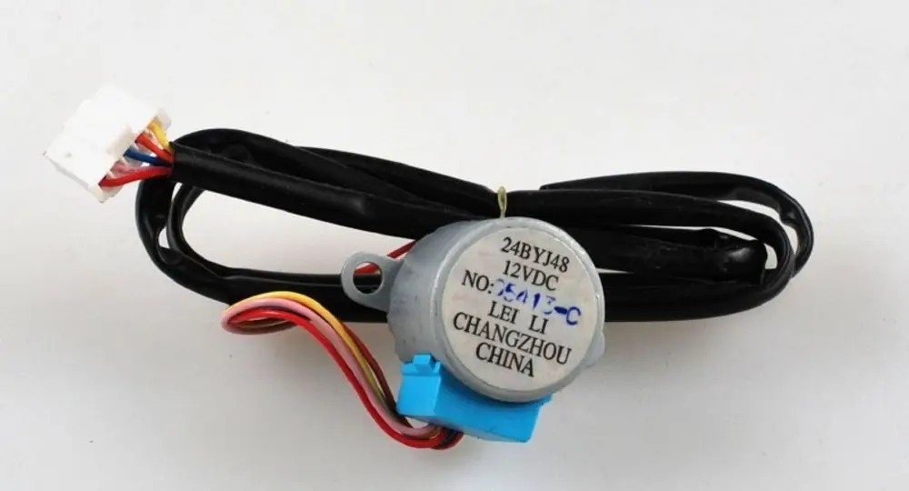 DC-Motor mit mehreren Kabeln, auf dem Gehäuse sind technische Angaben wie Spannung und Herkunft vermerkt, möglicherweise für eine Anwendung im Bereich der Luft- oder Heiztechnik von Remko.