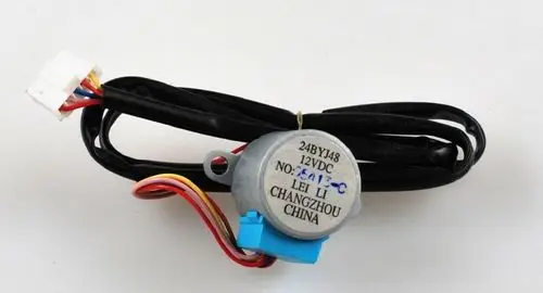 DC-Motor mit mehreren Kabeln, auf dem Gehäuse sind technische Angaben wie Spannung und Herkunft vermerkt, möglicherweise für eine Anwendung im Bereich der Luft- oder Heiztechnik von Remko.