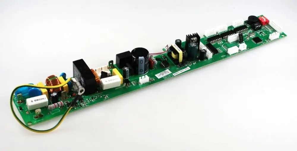 Steuerplatine von Remko, längliche Leiterplatte mit verschiedenen Bauteilen wie Kondensatoren, Widerständen und Anschlüssen, zur Steuerung elektrischer Geräte.