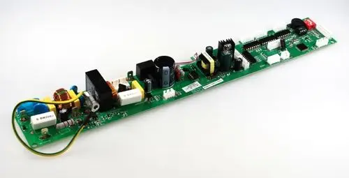 Steuerplatine von Remko, längliche Leiterplatte mit verschiedenen Bauteilen wie Kondensatoren, Widerständen und Anschlüssen, zur Steuerung elektrischer Geräte.