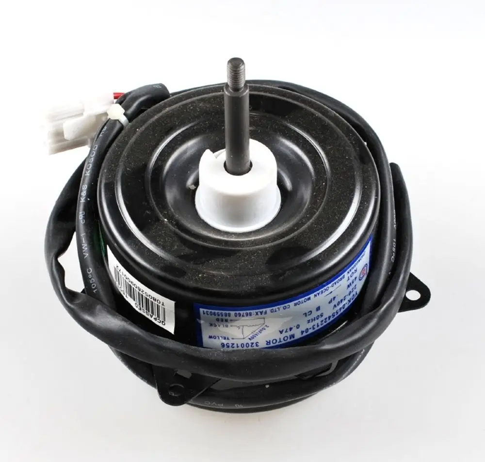 Ventilatormotor von Remko mit schwarzen Kabeln und einer zentralen Welle. Die Komponente hat eine runde Form und ist für Kühlgeräte geeignet.
