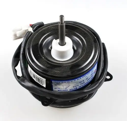 Ventilatormotor von Remko mit schwarzen Kabeln und einer zentralen Welle. Die Komponente hat eine runde Form und ist für Kühlgeräte geeignet.