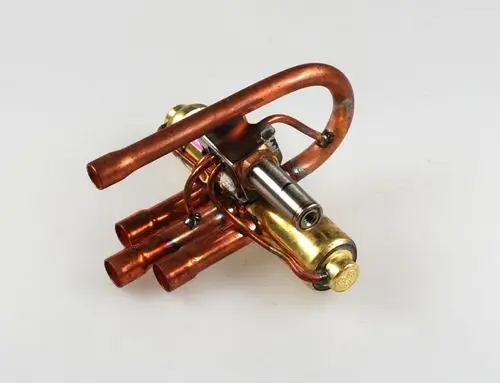 Umkehrventil mit Kupferrohren und Metallkomponenten, hergestellt von Remko, zur Verwendung in Kühlsystemen oder Wärmepumpen.