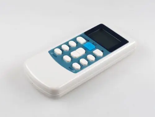 IR-Fernbedienung von Remko mit mehreren Tasten und digitalem Display, zur Steuerung von Geräten. Weißes Gehäuse mit blauem oberen Bereich.
