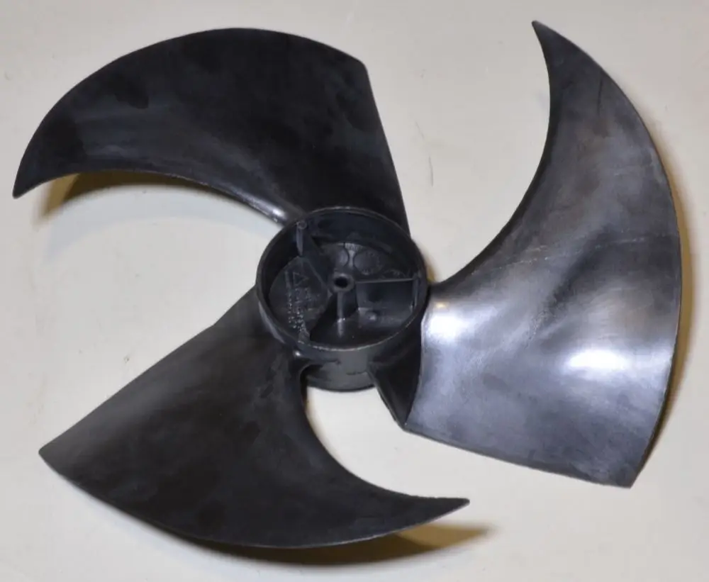 Schwarzer Ventilatorflügel von Remko mit vier gebogenen Blättern, geeignet für einen Verflüssiger, montiert an einem zentralen Befestigungspunkt.