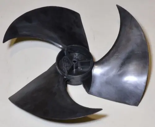 Schwarzer Ventilatorflügel von Remko mit vier gebogenen Blättern, geeignet für einen Verflüssiger, montiert an einem zentralen Befestigungspunkt.