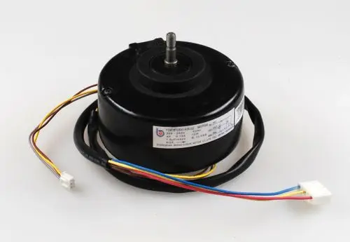 Remko Ventilatormotor mit schwarzem Gehäuse und mehreren Anschlusskabeln. Sichtbare Beschriftung mit technischen Informationen auf der Seite.