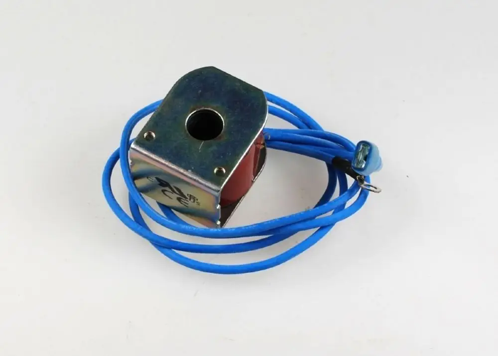 Spule mit metallischem Gehäuse und blauer Drähte, hergestellt von Remko, wahrscheinlich für den Einsatz in einem Umkehrventil oder ähnlichen Anwendungen.